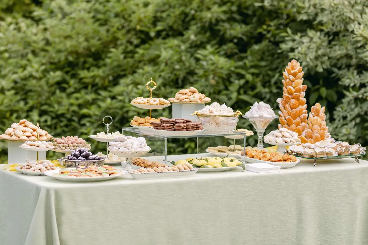 Adding Your Touch: Personalizing the Outdoor Wedding Buffet