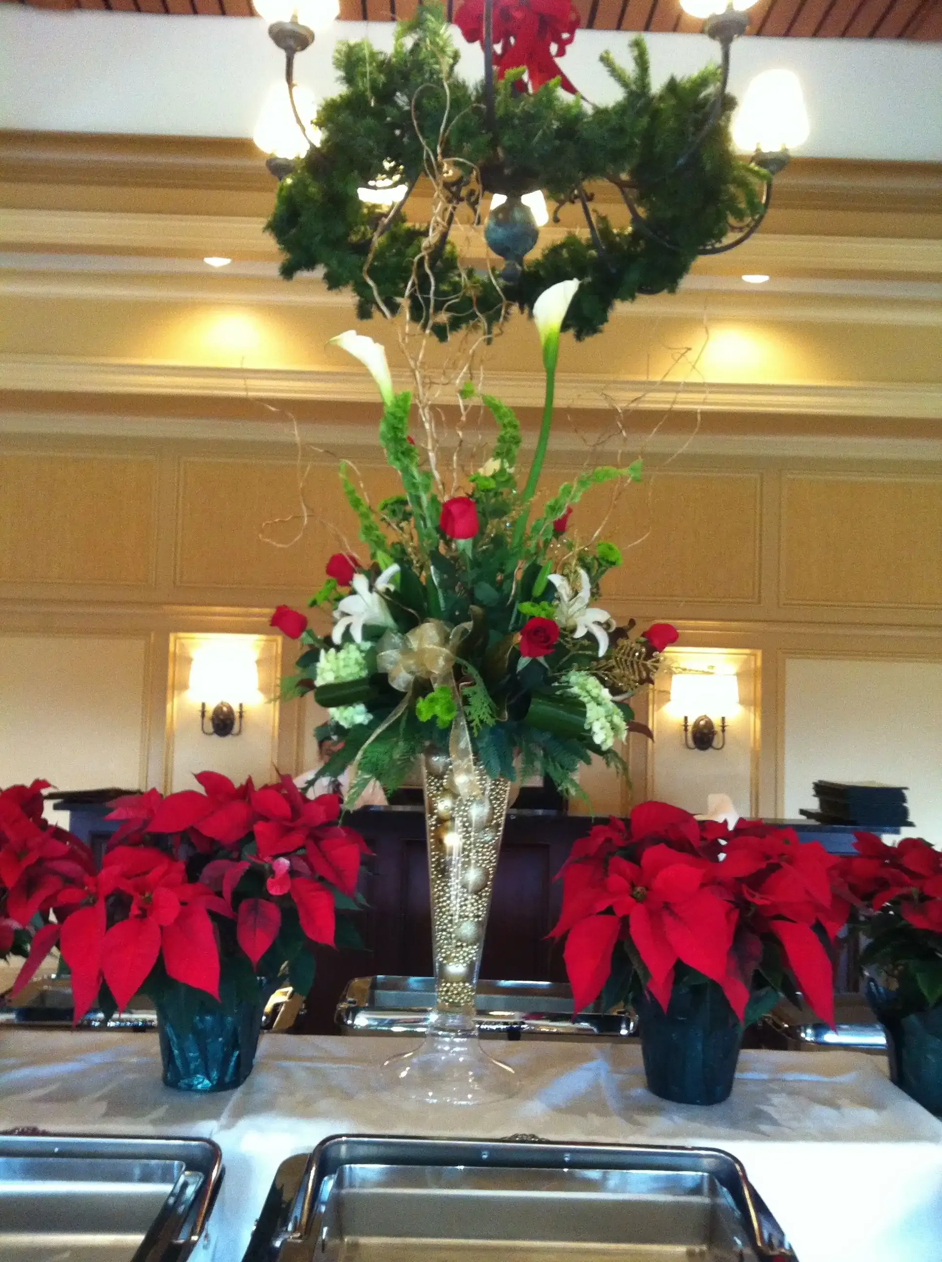 DIY Christmas Buffet Centerpiece Ideas That Don't Break the Bank