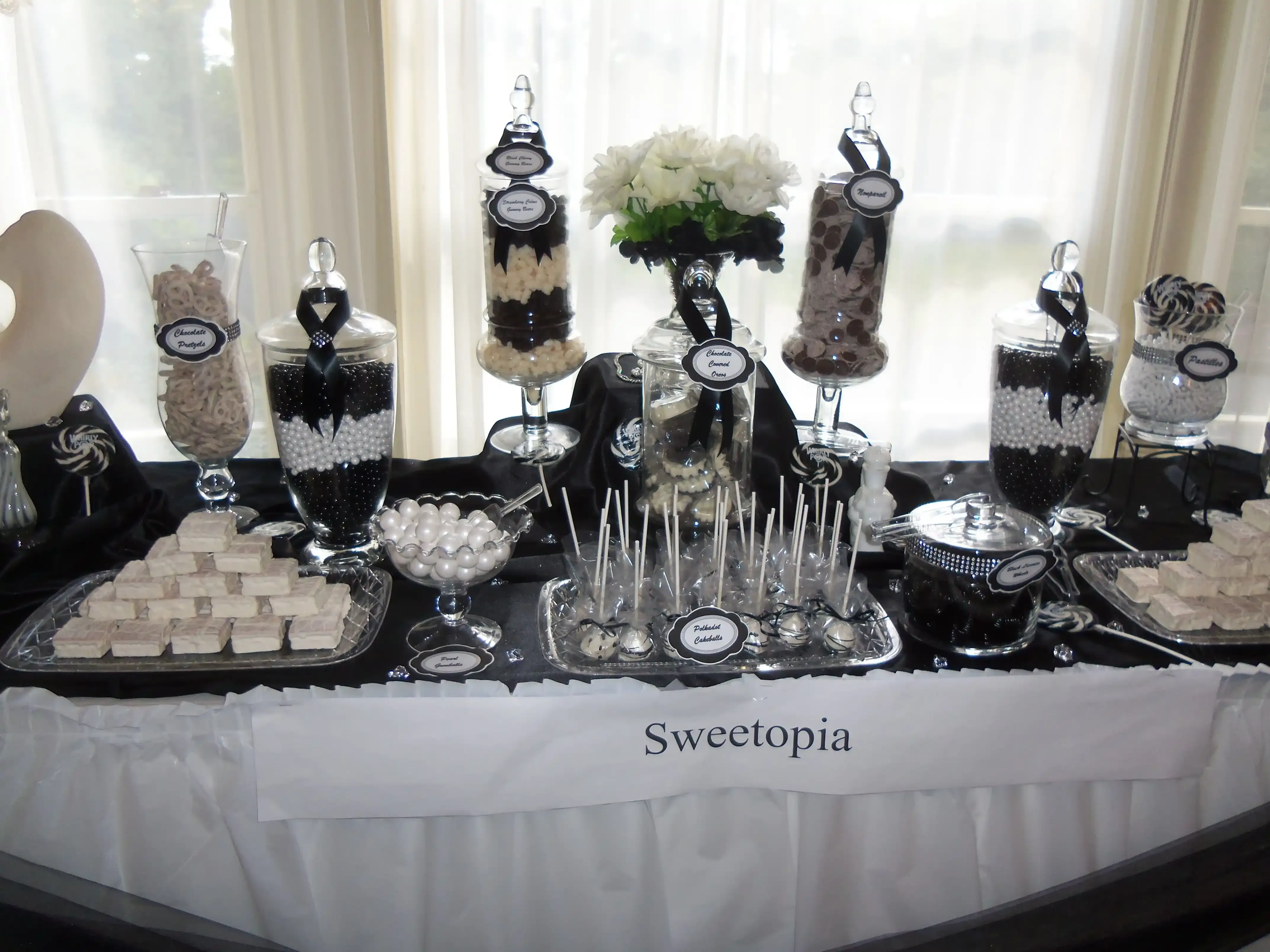 Why Choose a Black and White Candy Buffet?